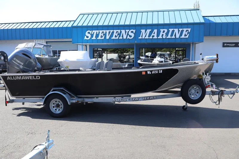 The Image of 2017 Alumaweld Super Vee LT boat on trailer at Stevens Marine dealership. - 1