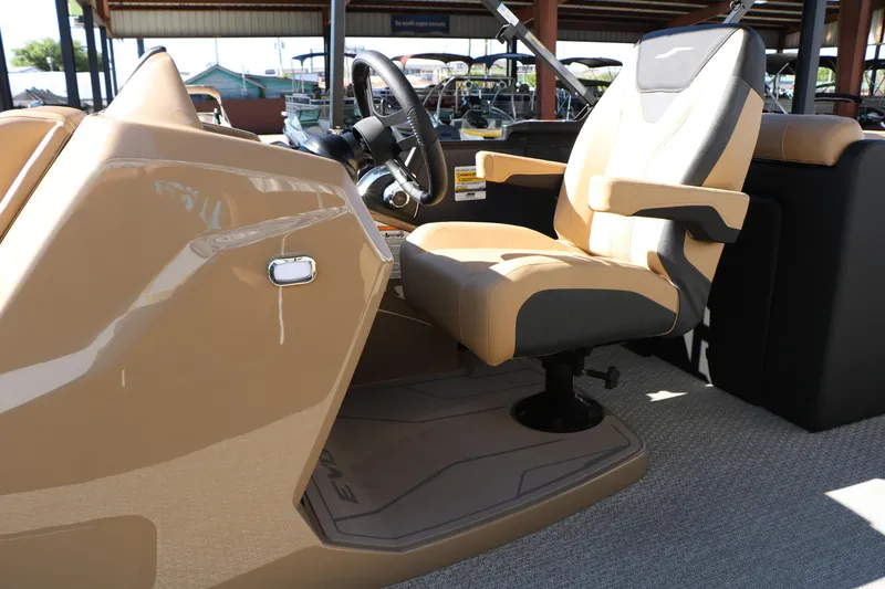 Slide: The Image of Captain's chair and helm of 2026 Evotti 525 QL Tri-Toon boat. - 32