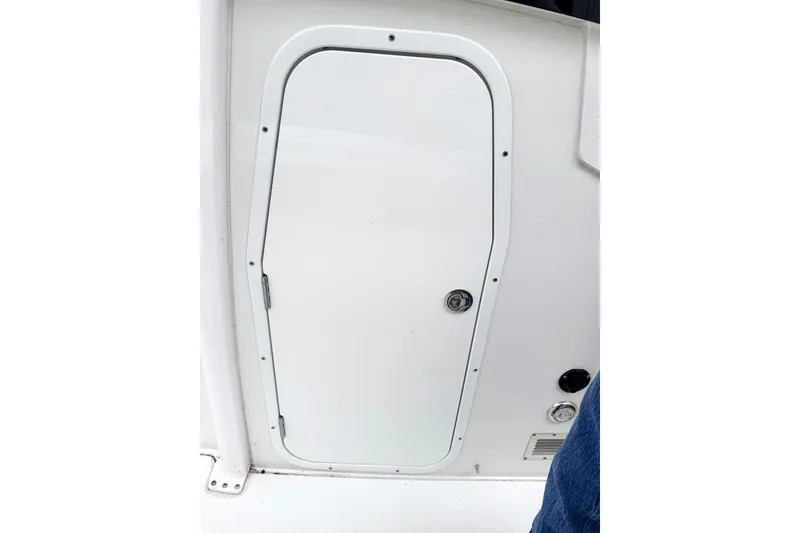 Slide: The Image of White hatch door on 2025 Sea Hunt Ultra 275 SE boat. - 17