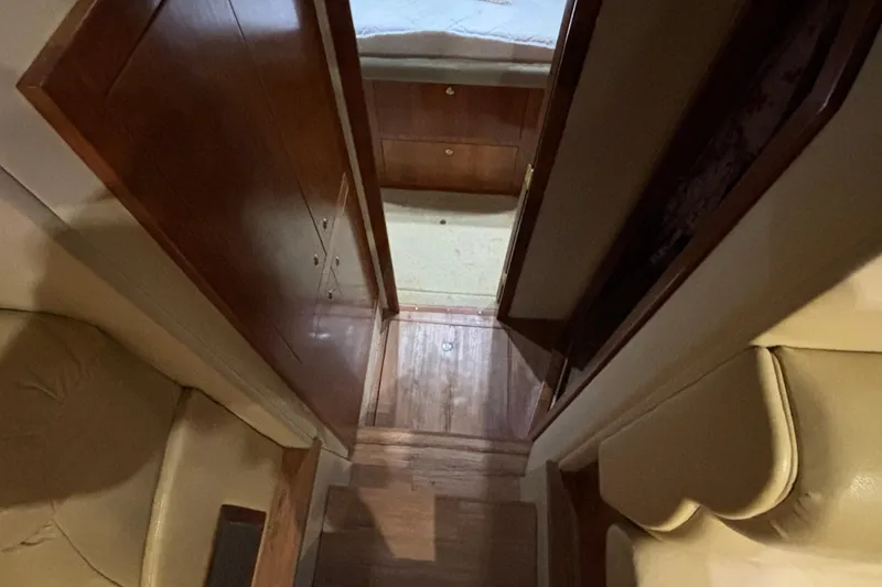 Slide: The Image of Interior of 2004 Cruisers Yachts 405 Express Motoryacht. - 26