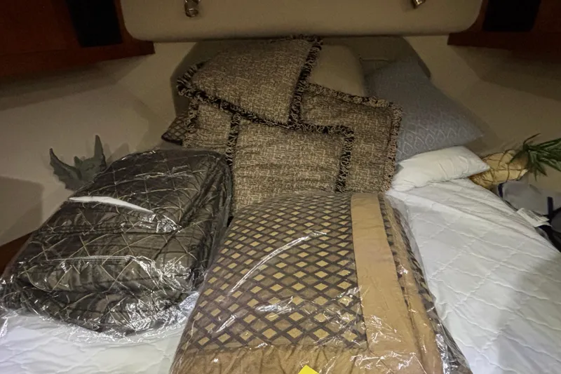 Slide: The Image of Luxurious bedding in the 2004 Cruisers Yachts 405 Express Motoryacht cabin. - 30