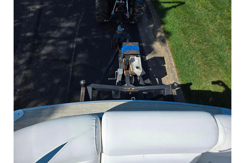 Slide: The Image of Overhead view of 2018 Berkshire 25E STS Entertainment boat trailer hitch. - 20