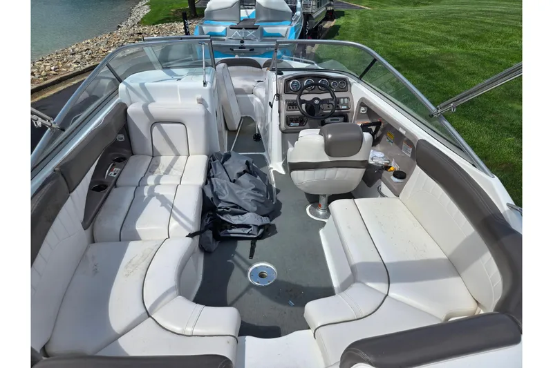 Slide: The Image of 2007 Yamaha Boats SX230 HO interior with white seating and steering console. - 10