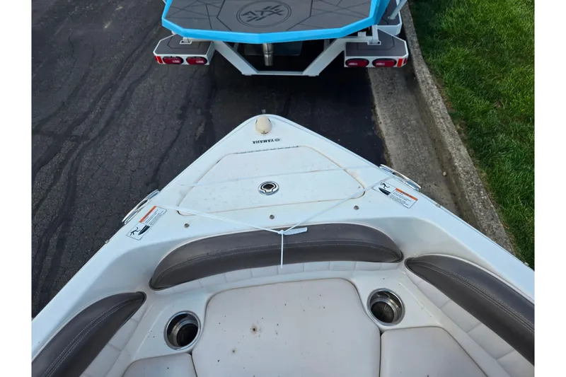 Slide: The Image of 2007 Yamaha Boats SX230 HO bow interior with seating and cup holders. - 17