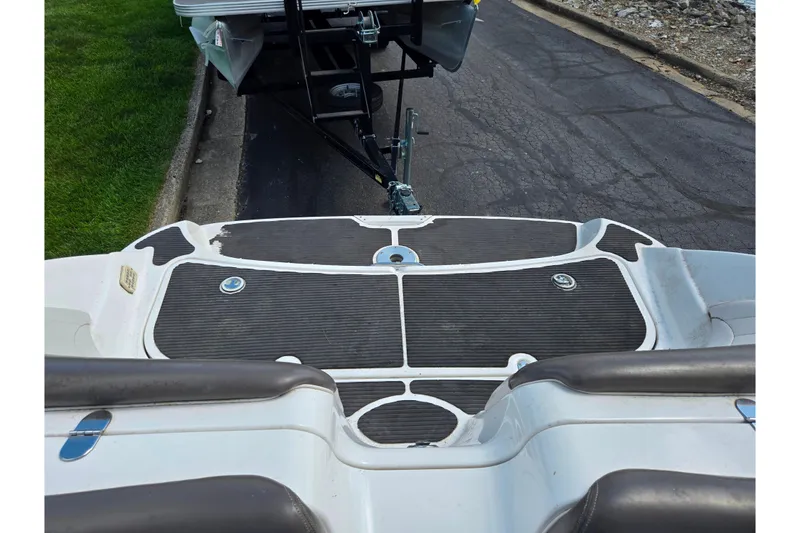 Slide: The Image of 2007 Yamaha Boats SX230 HO rear deck view with trailer on pavement. - 22
