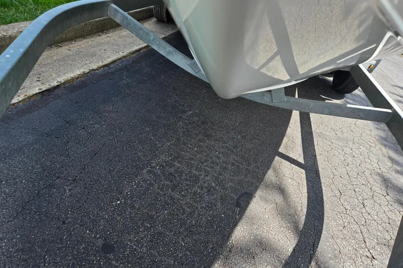 Slide: The Image of 2007 Yamaha Boats SX230 HO on trailer, parked on asphalt pavement. - 7
