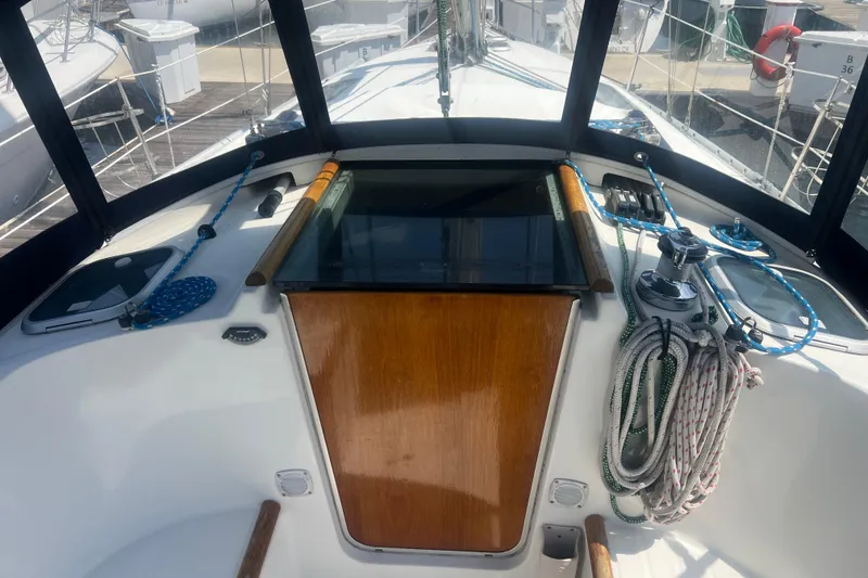 Slide: The Image of Cockpit of a 1999 Beneteau Oceanis 321 sailboat with ropes and winch. - 30