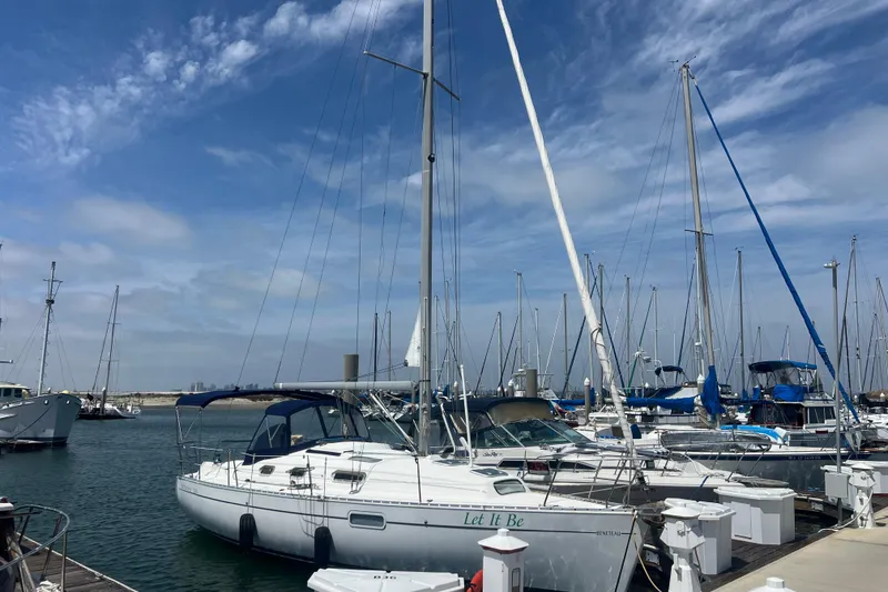 Slide: The Image of 1999 Beneteau Oceanis 321 sailboat docked at marina under blue sky. - 40