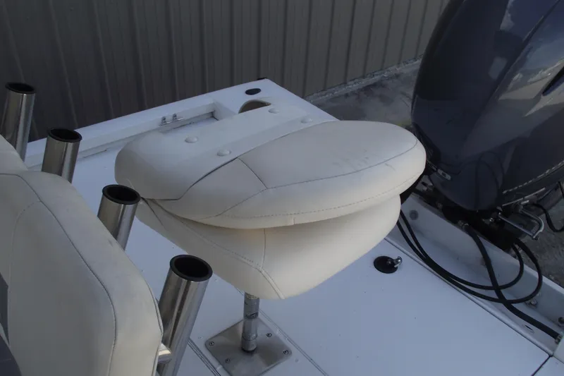 Slide: The Image of 2023 G3 Bay 20 GX boat seat and motor detail. - 21