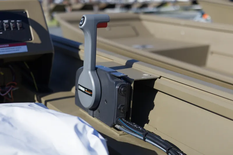 Slide: The Image of Throttle control on 2026 G3 Gator Tough 17 SC boat, featuring Yamaha branding. - 9