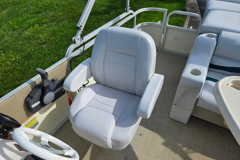 Slide: The Image of Captain's chair on a 1999 Bennington 2275LX pontoon boat, featuring comfortable seating and controls. - 14
