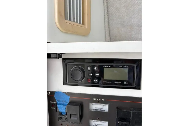 Slide: The Image of 2000 Wellcraft Coastal 290 with 300 h.p. Suzuki Outboards - 13