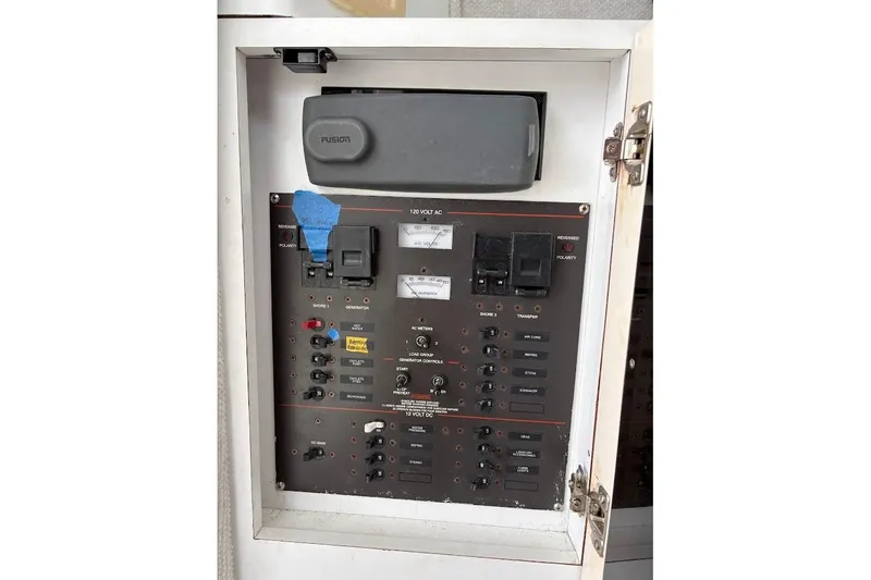 Slide: The Image of 2000 Wellcraft Coastal 290 with 300 h.p. Suzuki Outboards - 14