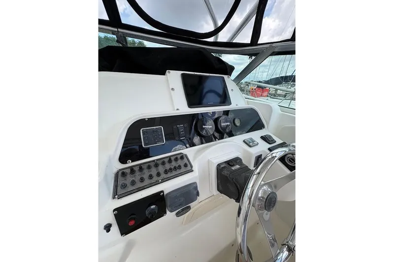 Slide: The Image of 2000 Wellcraft Coastal 290 with 300 h.p. Suzuki Outboards - 17