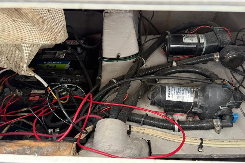 Slide: The Image of 2000 Wellcraft Coastal 290 with 300 h.p. Suzuki Outboards - 19