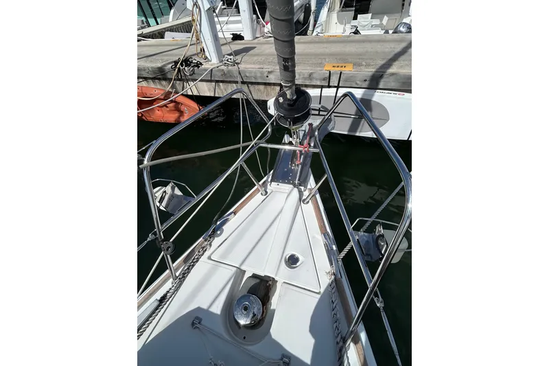 Slide: The Image of Rope rigging on Jeanneau Sun Odyssey 44i sailboat, 2011 model, detailed view. - 11