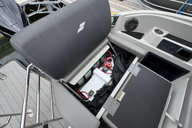 Slide: The Image of Starcraft MX 25 DL DH 2023 boat with open seat storage. - 32