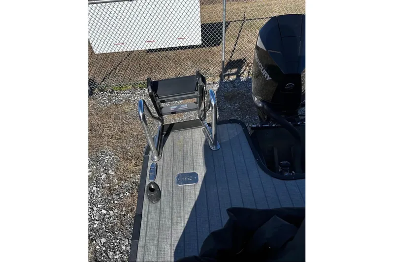 Slide: The Image of 2023 Starcraft MX 25 DL DH boat deck with ladder and Mercury engine. - 48