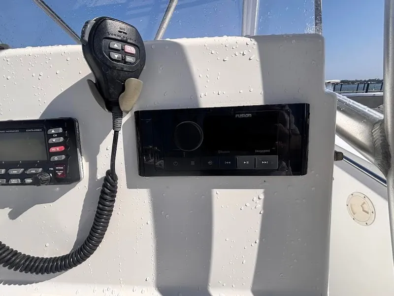 Slide: The Image of Sea Hunt 26 Center Console 2006 - 10