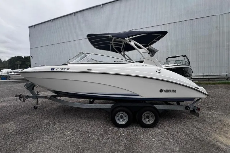 The Image of 2019 Yamaha Boats 242 Limited S on trailer, side view. - 0