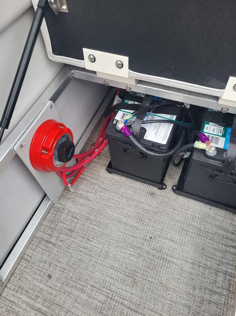 Slide: The Image of Battery setup in Avalon 2385 LSZ boat, year 2023. - 10