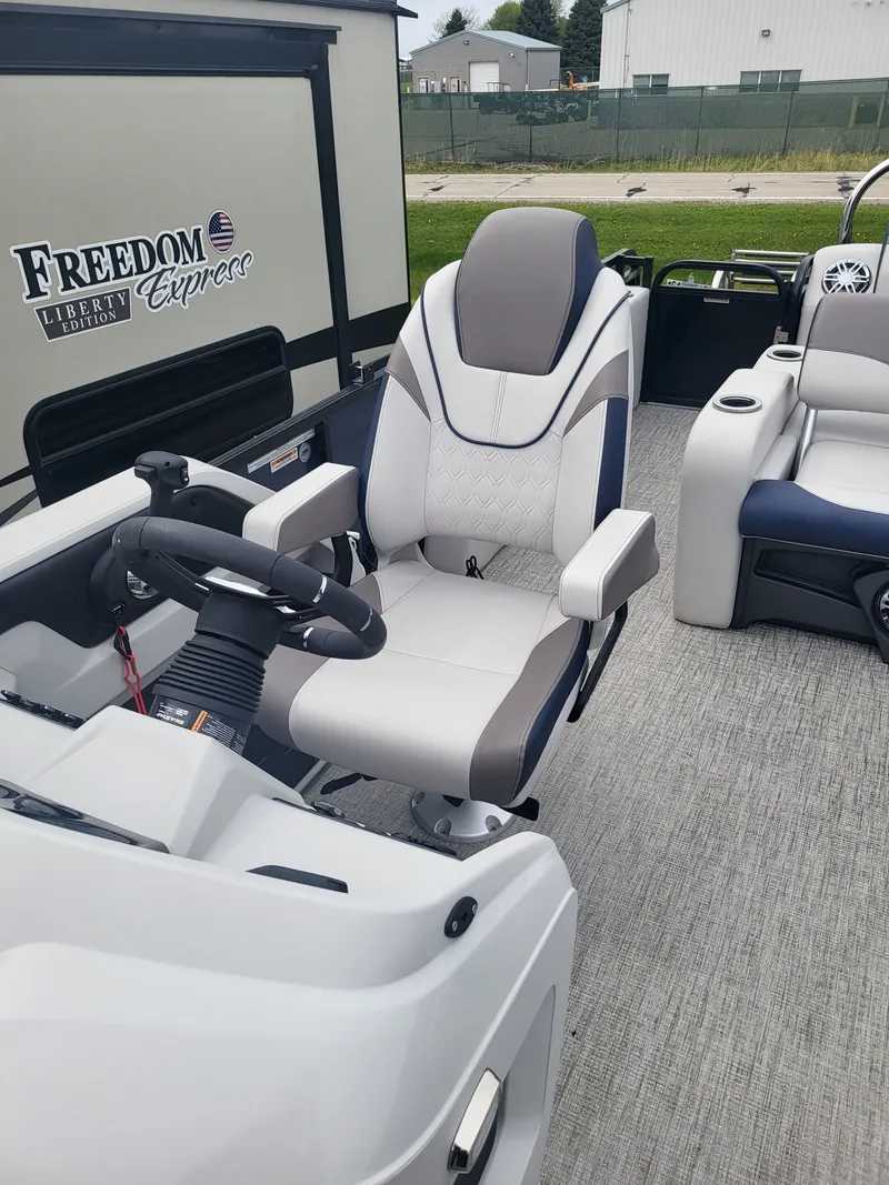 Slide: The Image of Interior of 2023 Avalon 2385 LSZ with luxurious captain's chair. - 5