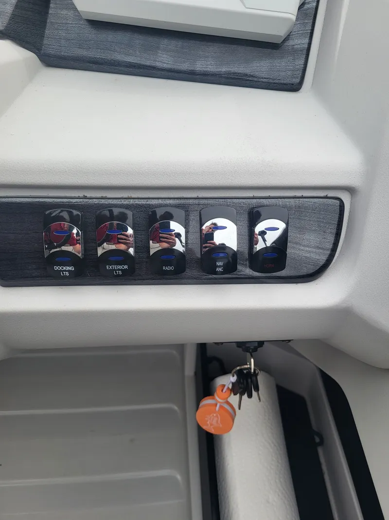 Slide: The Image of Switch panel of Avalon 2385 LSZ 2023 with various functions. - 6