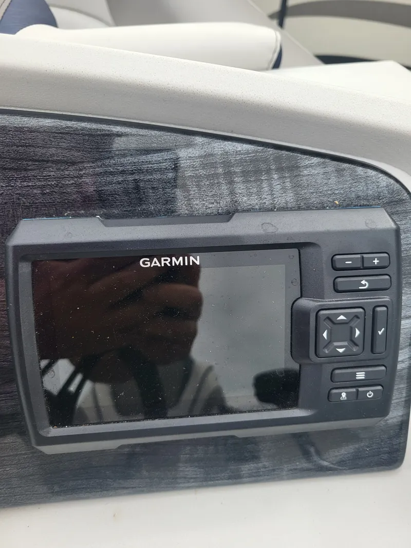 Slide: The Image of Garmin navigation system in Avalon 2385 LSZ 2023 boat. - 9