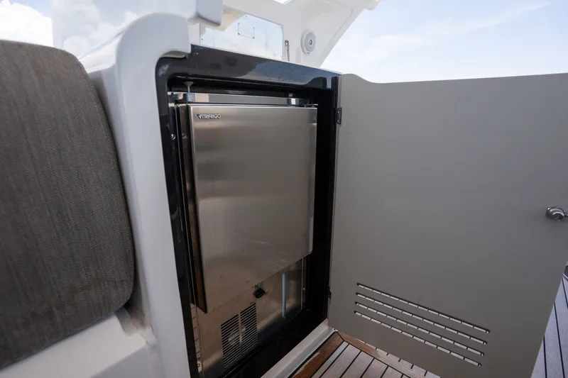 Slide: The Image of Azimut 60 2018 - 23