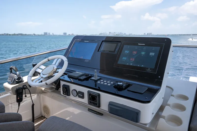 Slide: The Image of Azimut 60 2018 - 25
