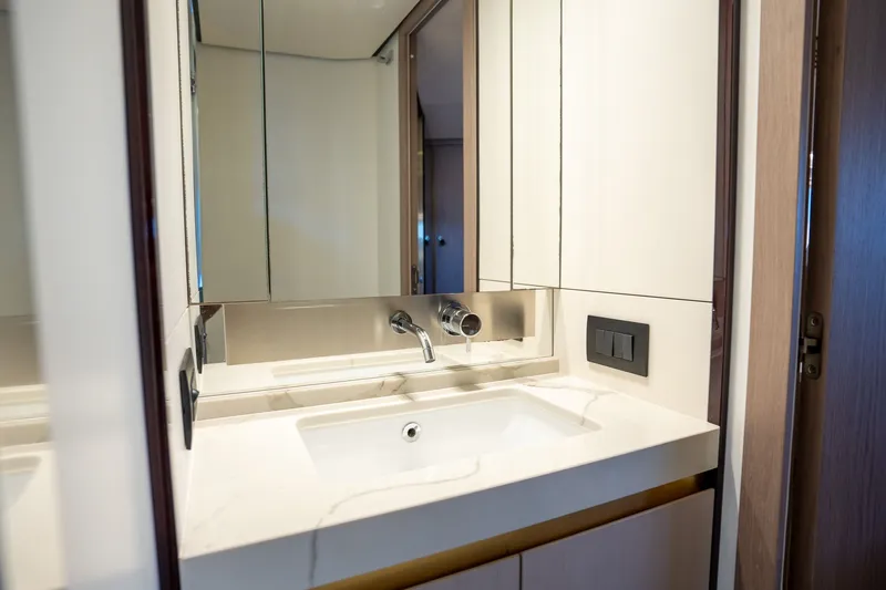Slide: The Image of Azimut 60 2018 - 45