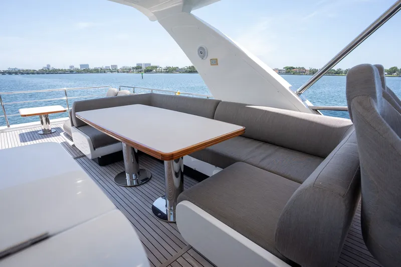 Slide: The Image of Azimut 60 2018 - 21