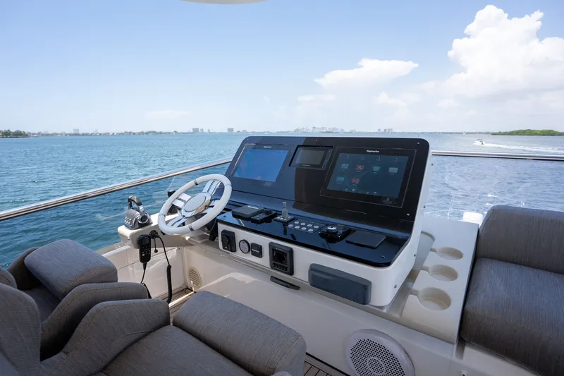 Slide: The Image of Azimut 60 2018 - 30