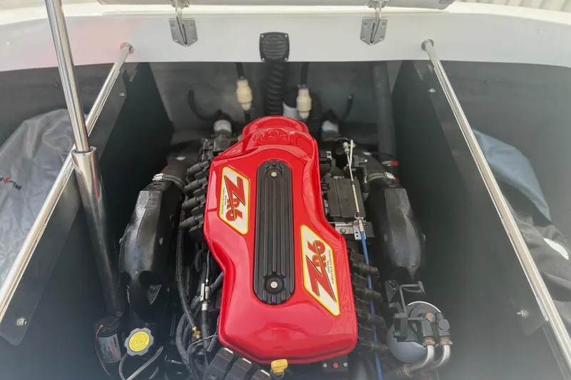Slide: The Image of 2006 MB SPORTS B52 engine with red cover, showcasing ZR6 model details. - 15