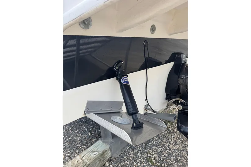 Slide: The Image of Trim tab and actuator on a 2013 Sea Ray 280 Sundeck boat. - 30