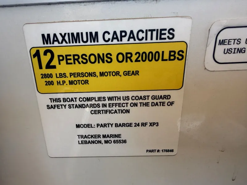 Slide: The Image of Capacity sign for Sun Tracker Party Barge 24 DLX XP3, 12 persons. - 18