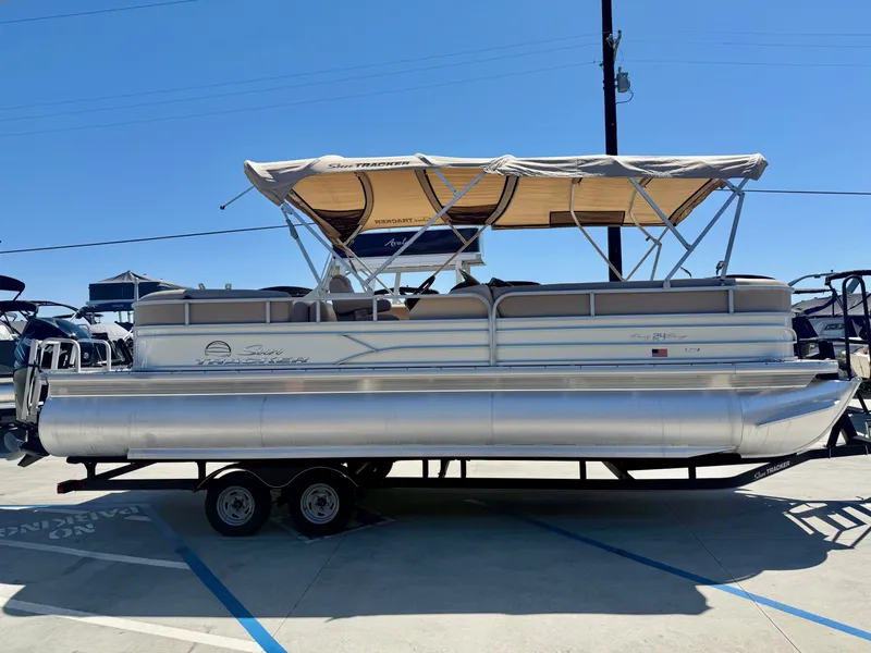 Slide: The Image of 2017 Sun Tracker Party Barge 24 DLX XP3 pontoon boat on trailer. - 4