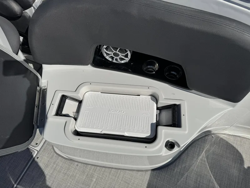 Slide: The Image of Crownline Boats 298 SS 2026 - 15