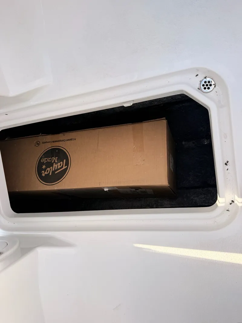 Slide: The Image of Stingray 20 SBX 2026 storage compartment with box. - 34