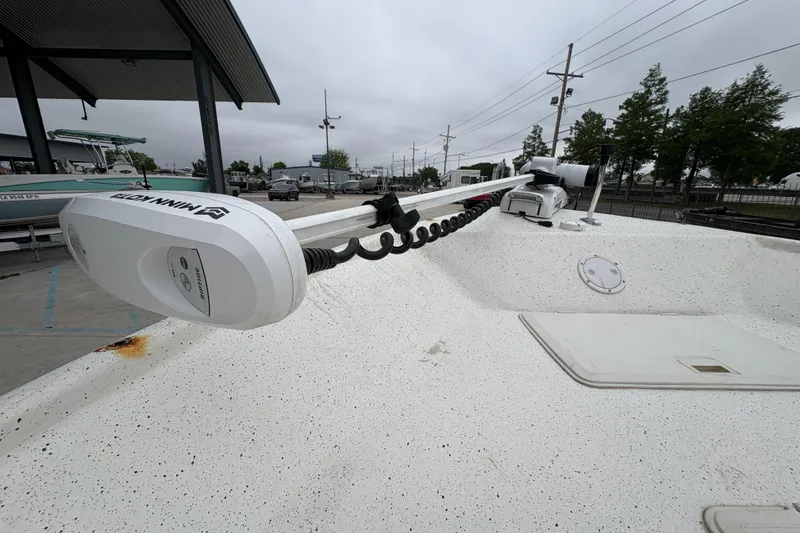Slide: The Image of 1998 Hydra-Sports 22 Ocean CC boat with Minn Kota trolling motor on deck. - 22