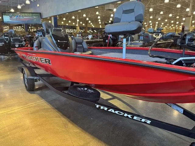 Slide: The Image of Tracker Pro Team 190 TX 2026 - 4