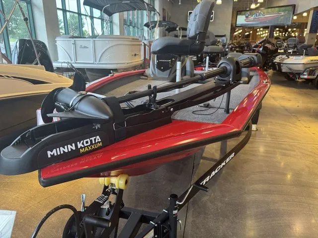 Slide: The Image of Tracker Pro Team 190 TX 2026 - 5