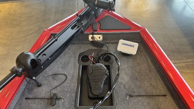 Slide: The Image of Tracker Pro Team 190 TX 2026 - 7