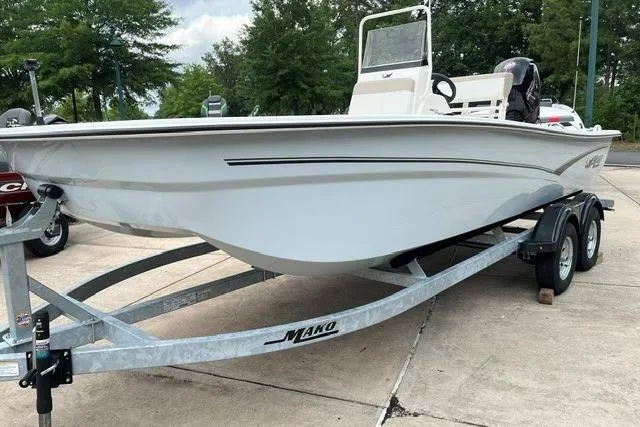 The Image of 2026 Mako Pro Skiff 17 CC boat on trailer, parked outdoors. - 0