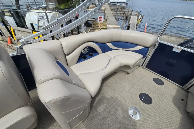 Slide: The Image of Luxurious seating on 2016 Sylvan Mirage Cruise 8522 LZ pontoon boat, docked by the lake. - 18