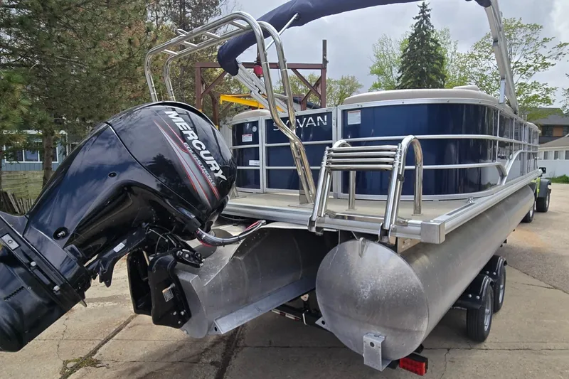Slide: The Image of 2016 Sylvan Mirage Cruise 8522 LZ pontoon boat with Mercury outboard motor. - 3