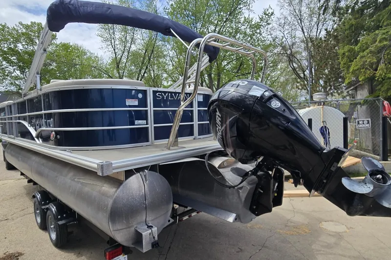 Slide: The Image of 2016 Sylvan Mirage Cruise 8522 LZ pontoon boat with Mercury outboard motor. - 5