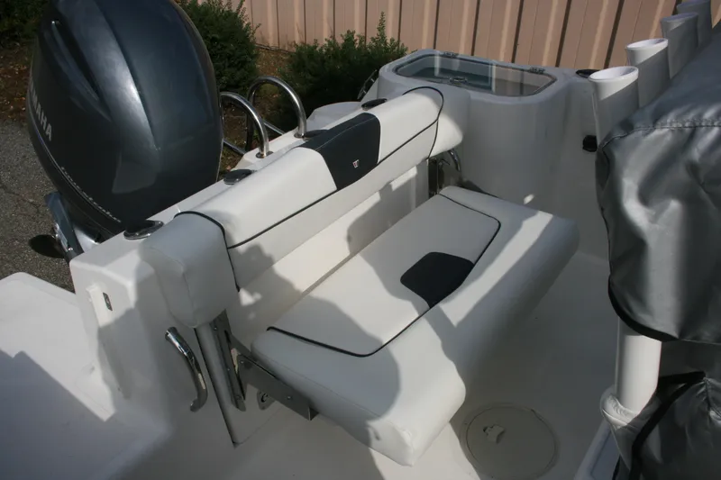 Slide: The Image of Interior view of a 2019 Wellcraft 222 Fisherman boat with seating. - 10