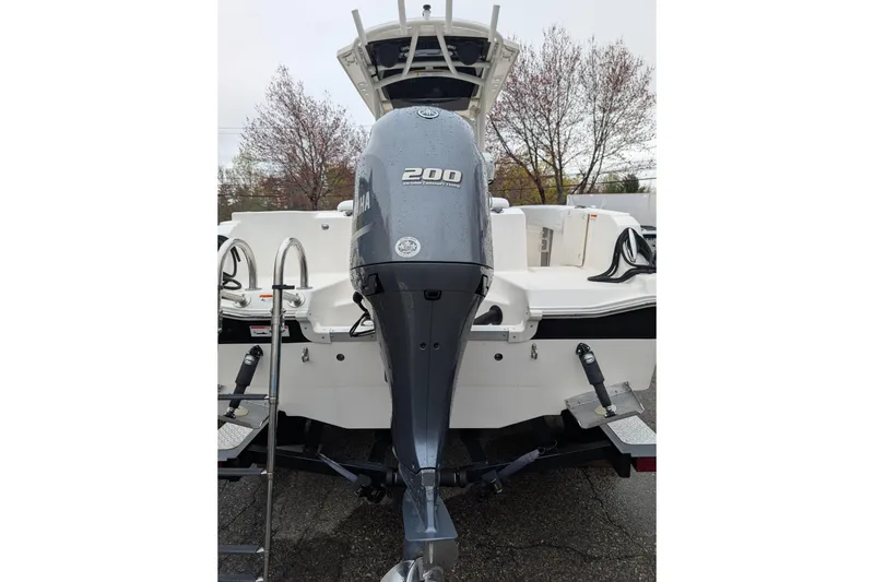 Slide: The Image of 2019 Wellcraft 222 Fisherman boat with Yamaha 200 outboard motor, rear view. - 15