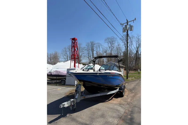 Slide: The Image of 2014 Yamaha Boats SX192 on trailer, parked outdoors under clear blue sky. - 9